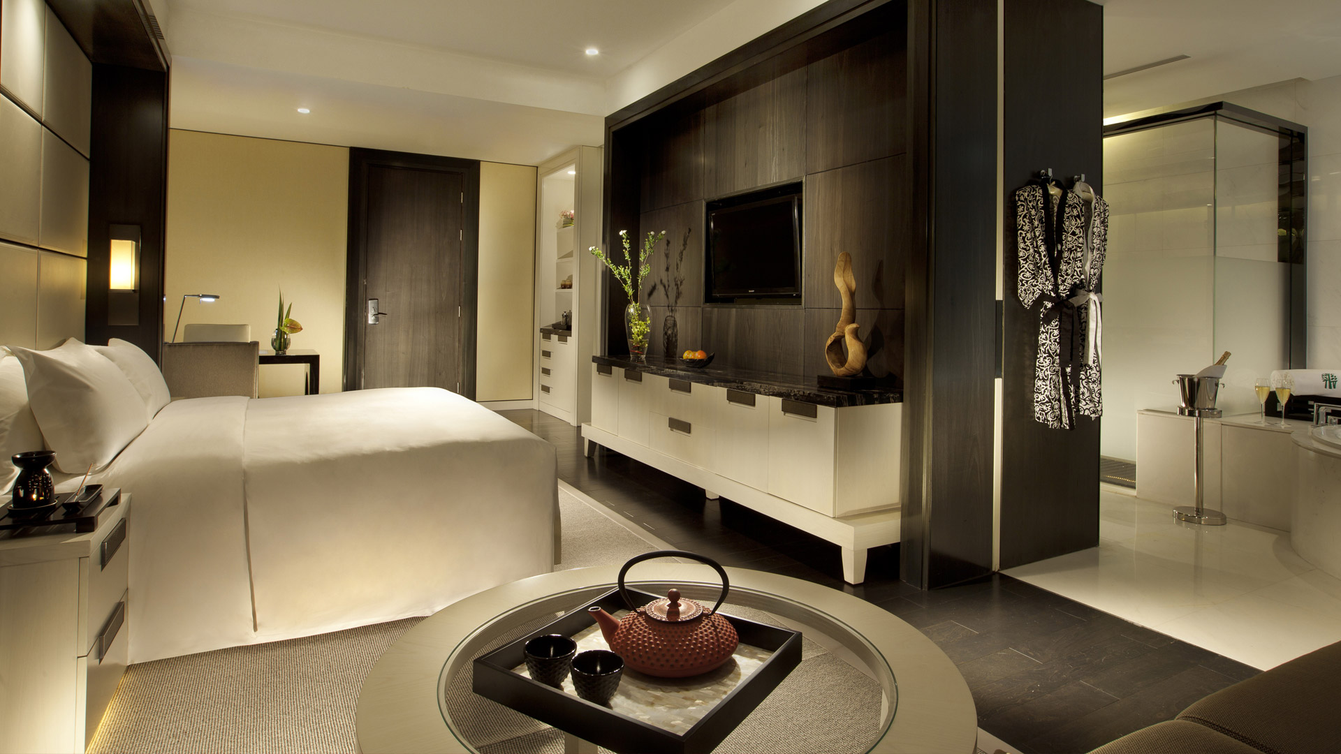 Premier Riverside Retreat - King