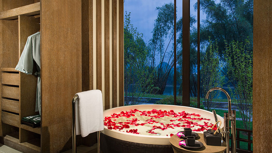 Banyan Tree Spa Yangshuo Bathtub